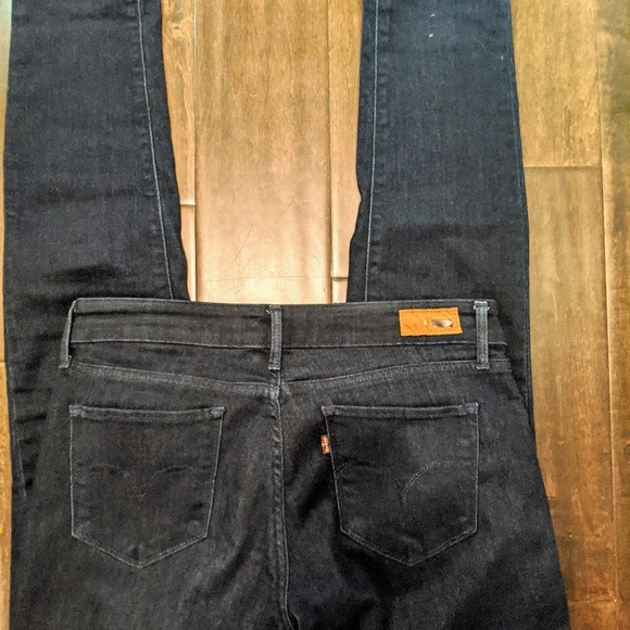 Dark Wash Levi Skinny Jeans 👖👖 - Picture 2 of 3